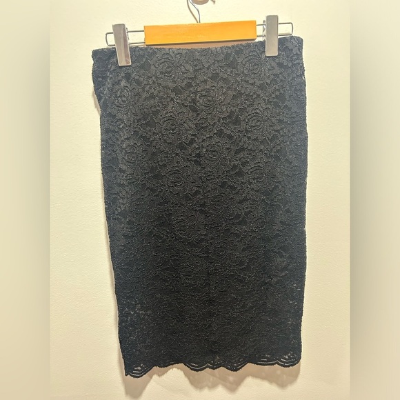 FOREVER 21 size L black pencil skirt, floral lace overlay and silky liner - Picture 3 of 5